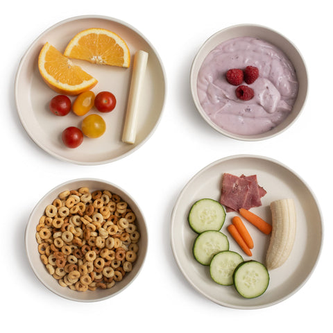 Diseño ergonómico Grow Forward facilita recoger comida con manos pequeñas.