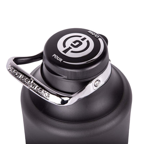 GrowlerWerks Element con cierre giratorio para verter sin quitar la tapa.
