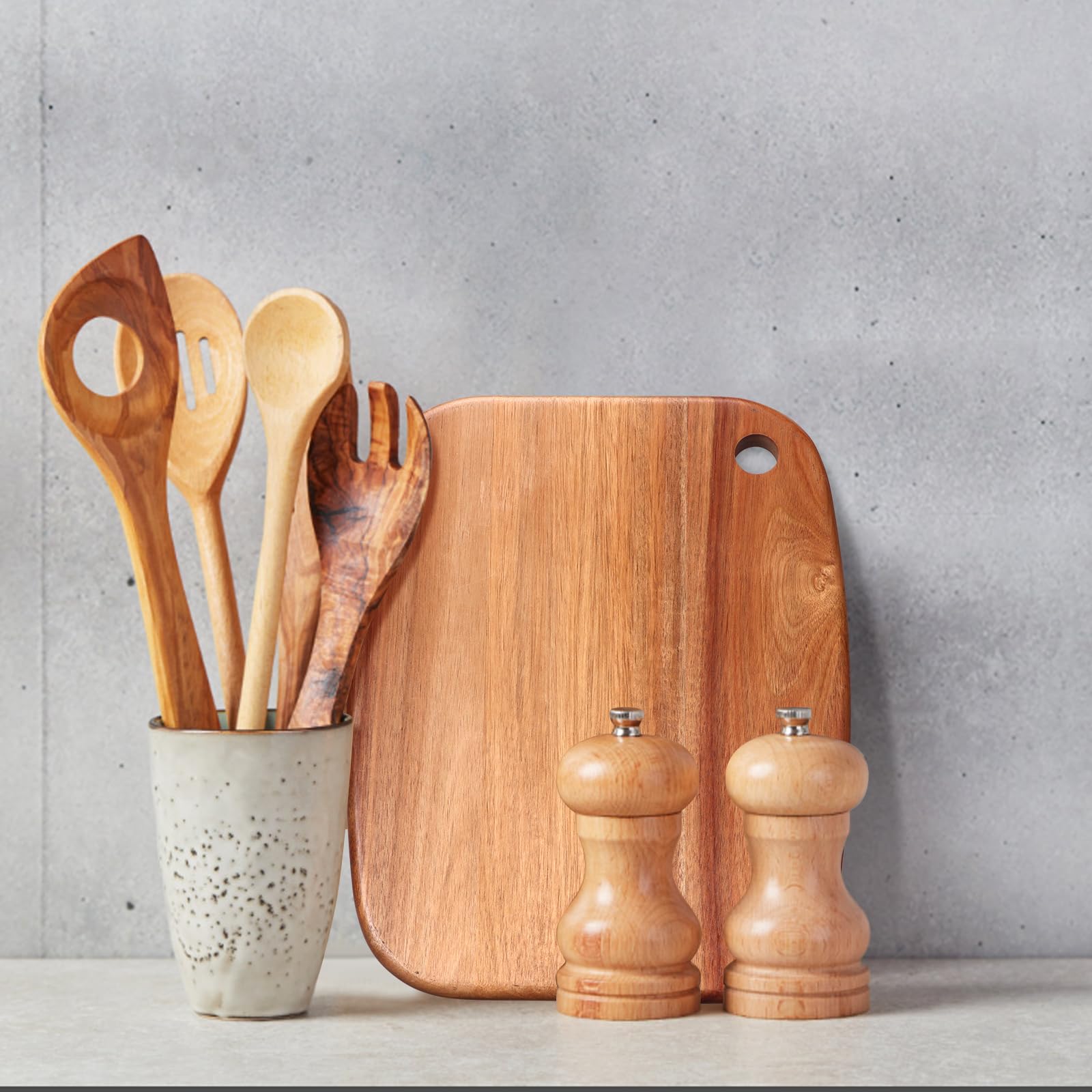 Gtencemen tabla acacia para charcutería y quesos en mesa.
