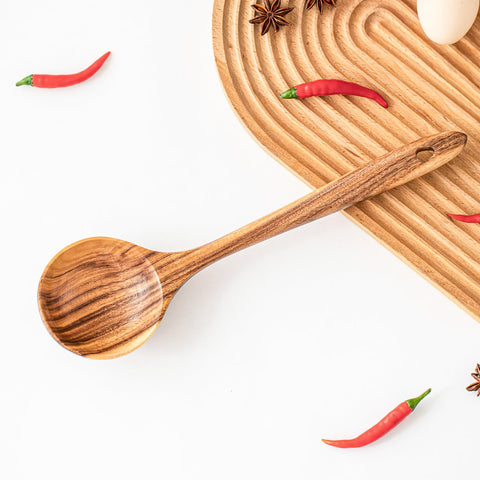 Gudamaye utensilios de teca para remover y servir sopas.