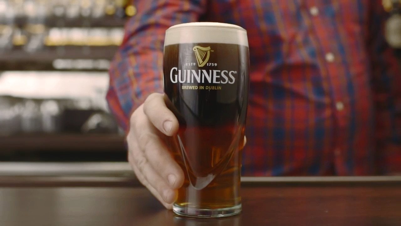 Cuchara Guinness para bebidas, acero duradero y vertido uniforme.