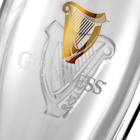 Logo y colores tradicionales de Guinness para celebrar la historia.