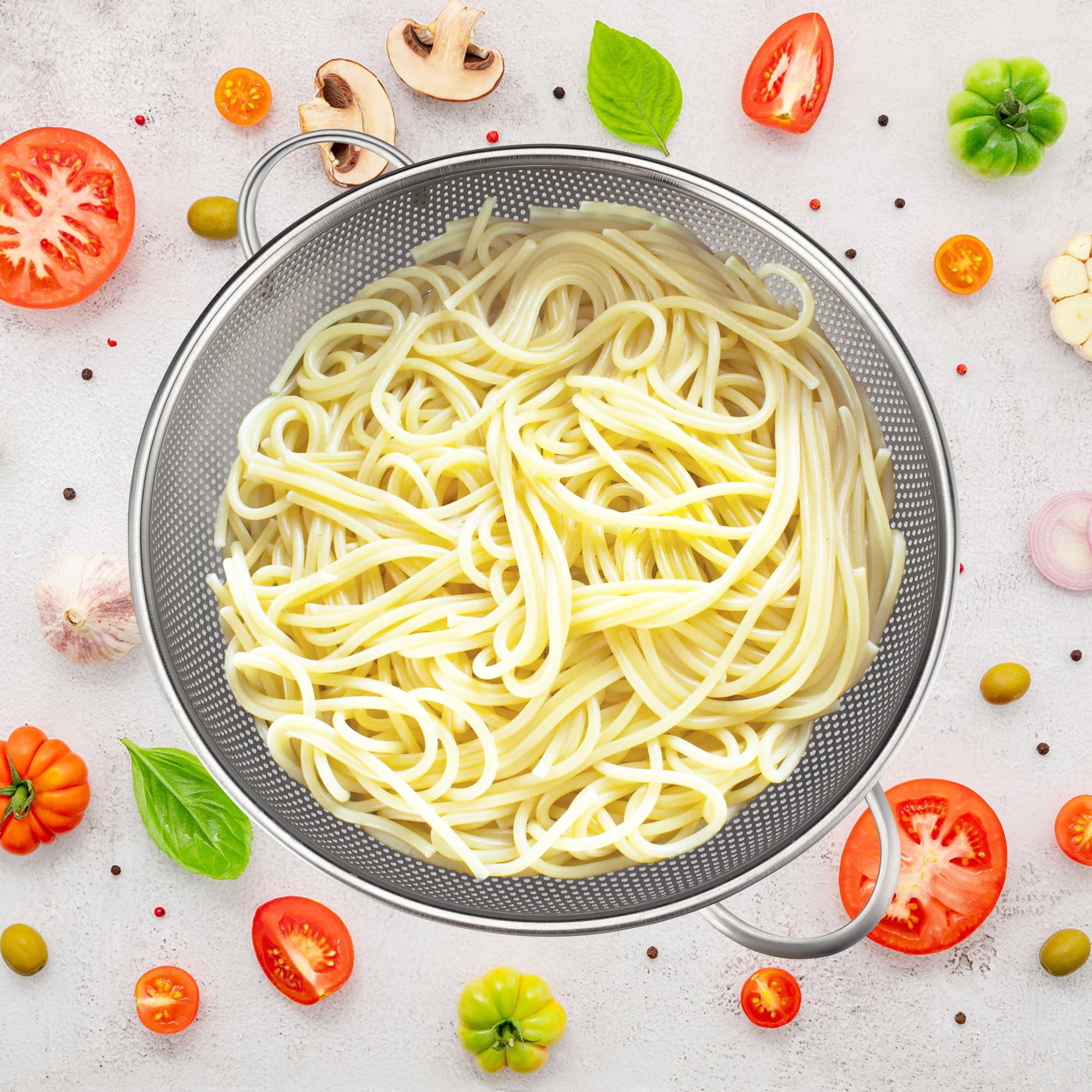 Escurrido eficiente de pasta gracias a orificios pequenos y densos.