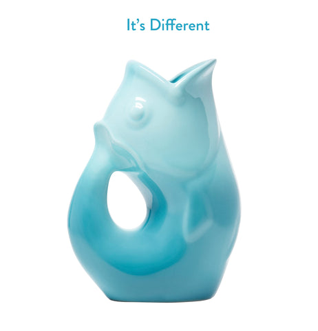 Gurgle Pot pez gradiente azul en mesa exterior como pieza de conversación