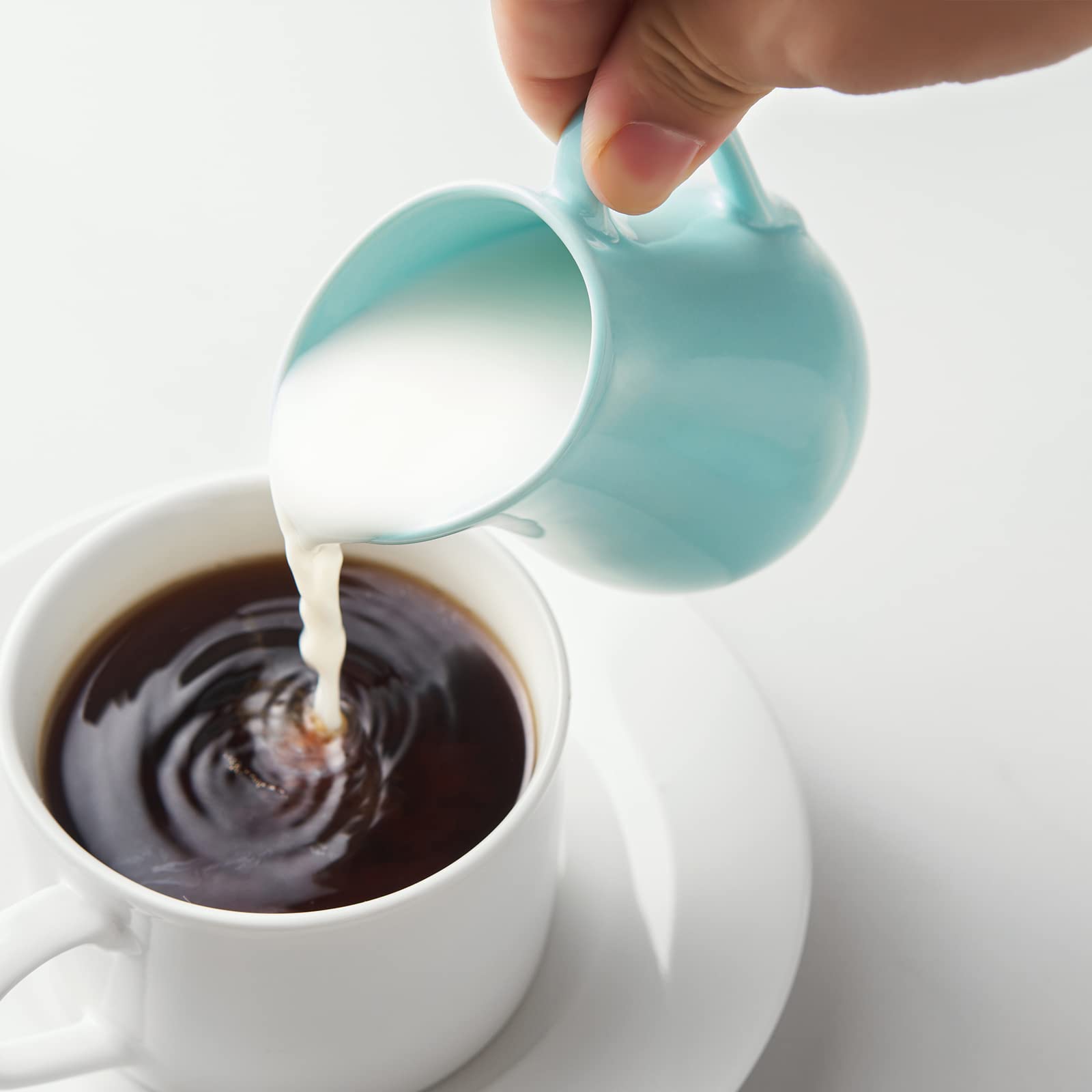 Con asa cómoda, la jarra crema Gurygo facilita verter sin goteo.