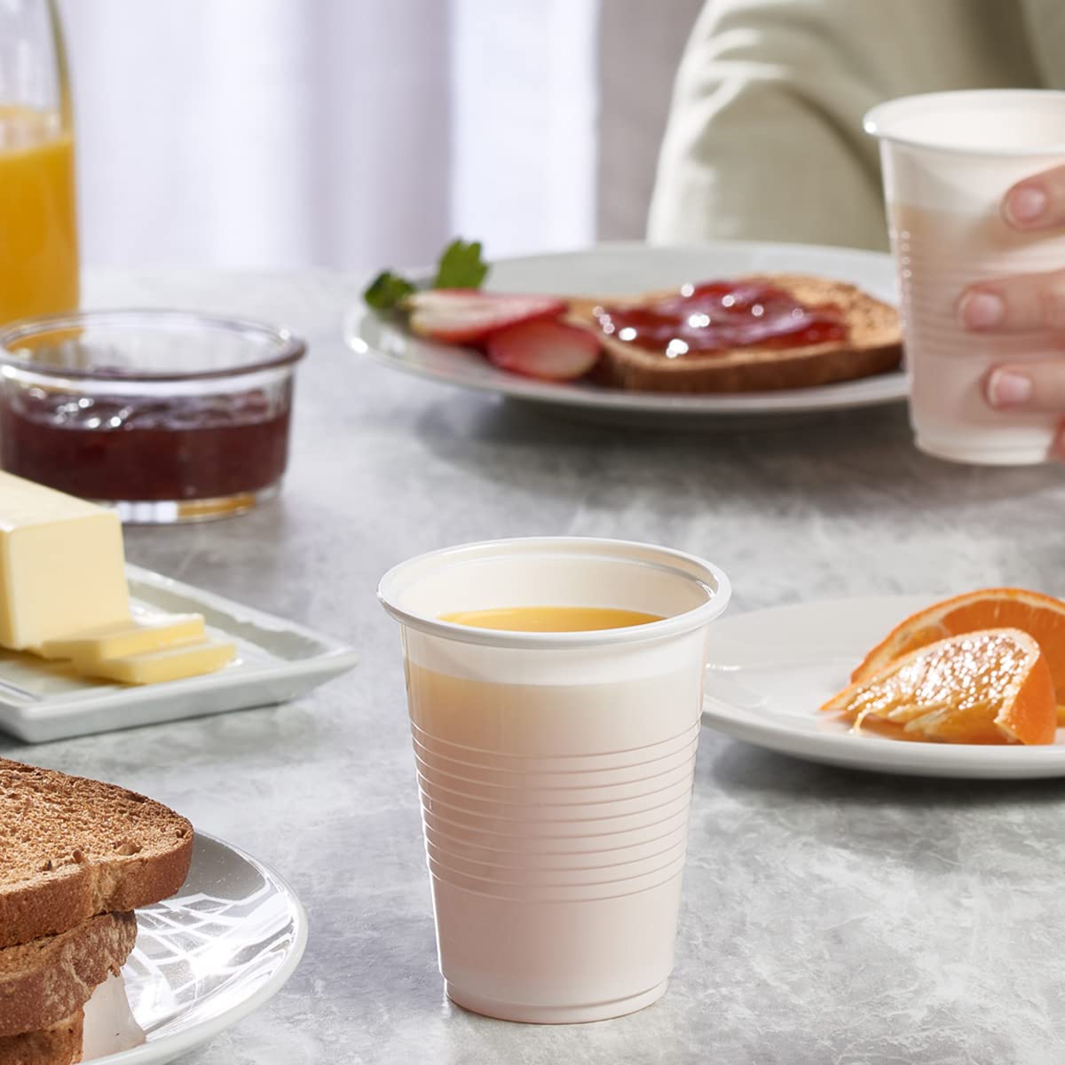 Vaso plástico blanco de GUSTO, duradero para barbacoas y picnics.