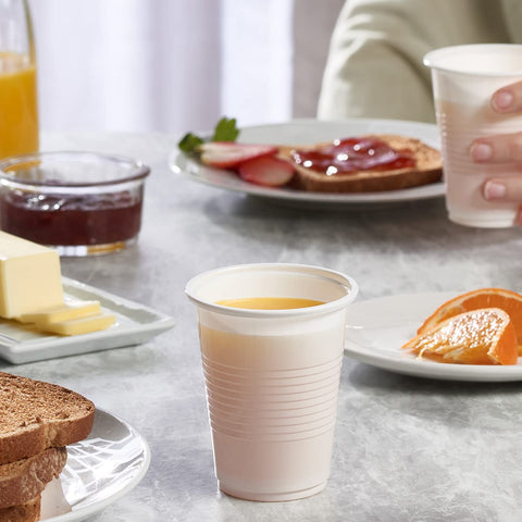 Vaso plástico blanco de GUSTO, duradero para barbacoas y picnics.
