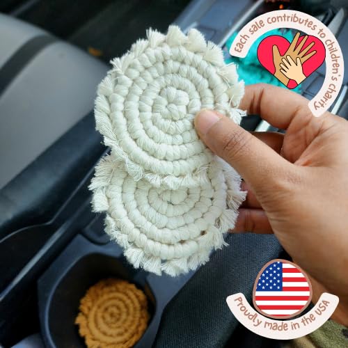 Handmade By Uruba posavasos coche macramé, blanco vainilla, elegante y funcional para cada viaje.