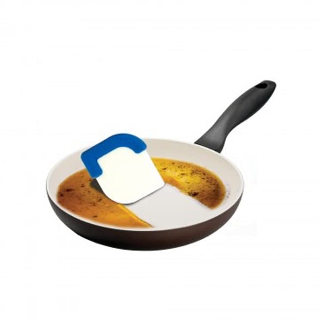 Raspador Handy Housewares con mango anti-deslizante para mejor control.