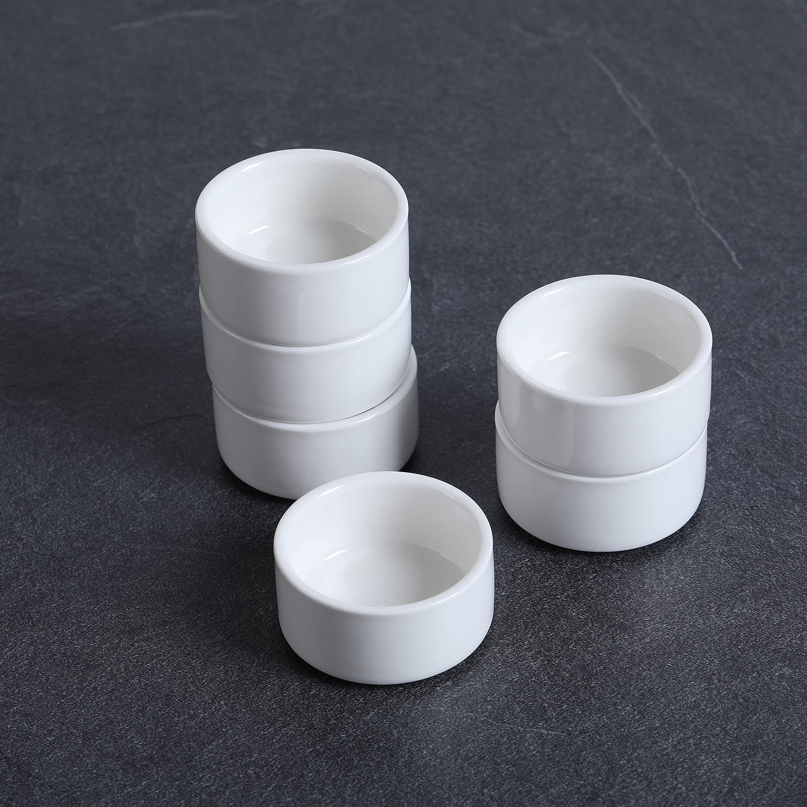 Ramequines de porcelana blanca HAOTOP, compactos y listos para servir.