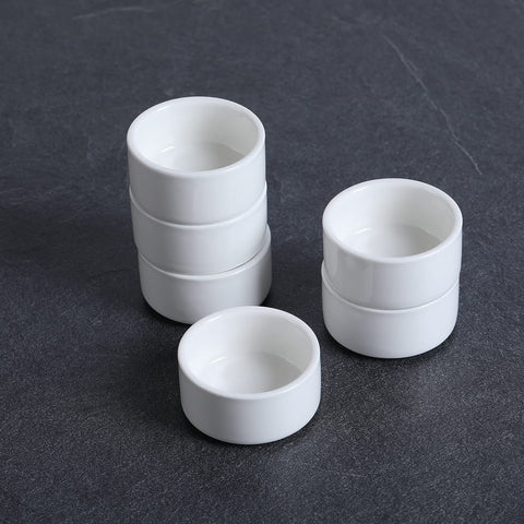 Ramequines de porcelana blanca HAOTOP, compactos y listos para servir.