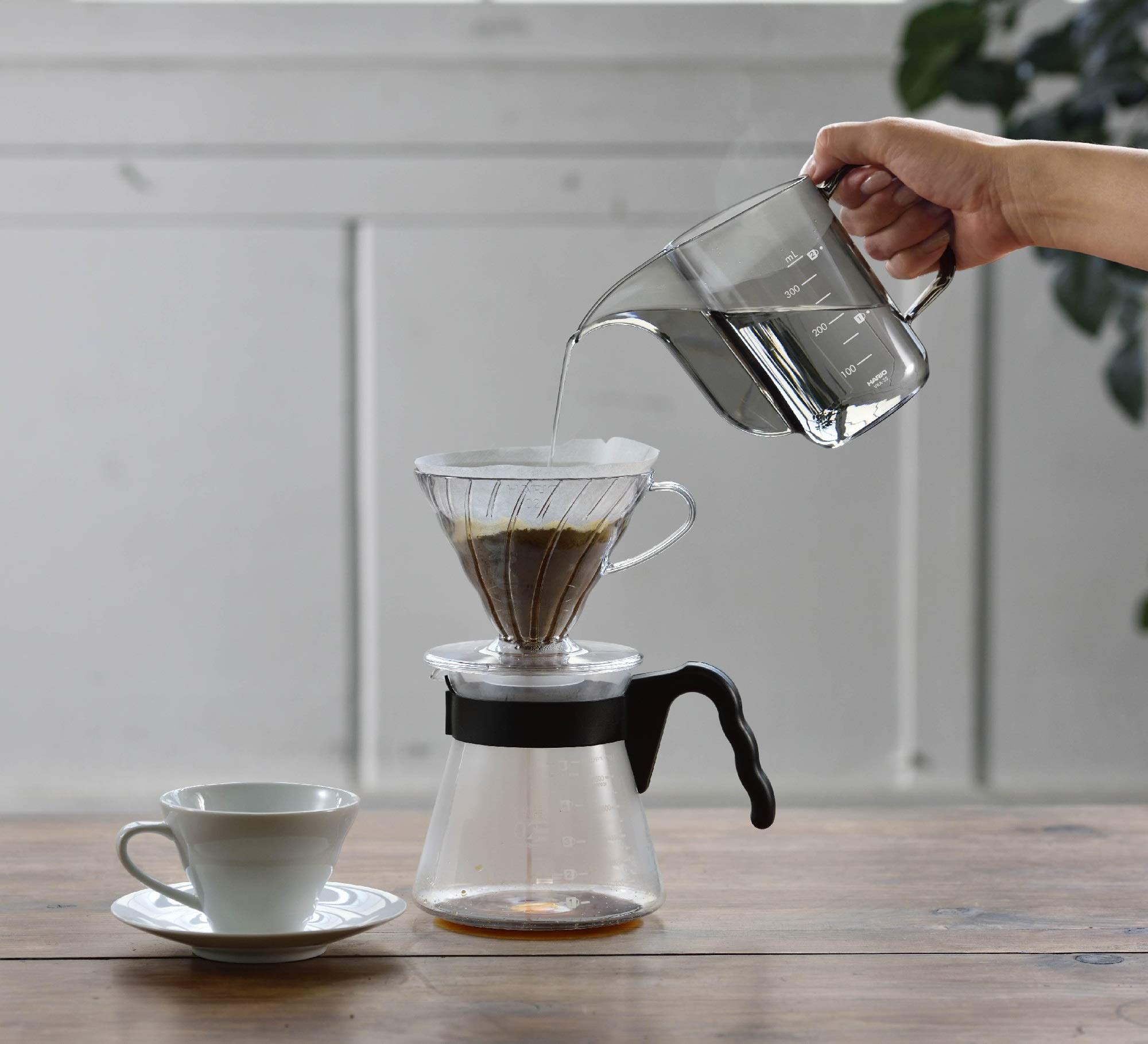 Hario V60 Air Hervidor con diseño ligero para vertidos fáciles.