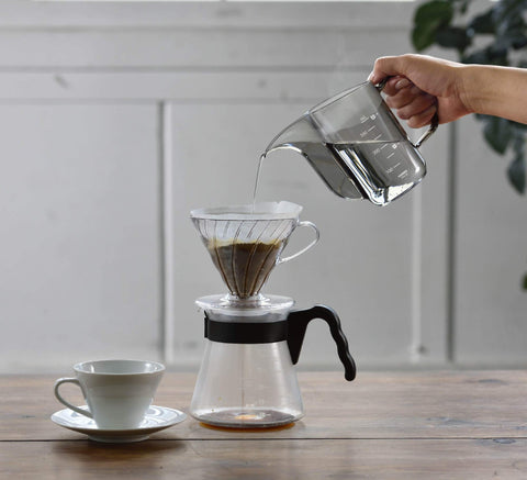 Hario V60 Air Hervidor con diseño ligero para vertidos fáciles.