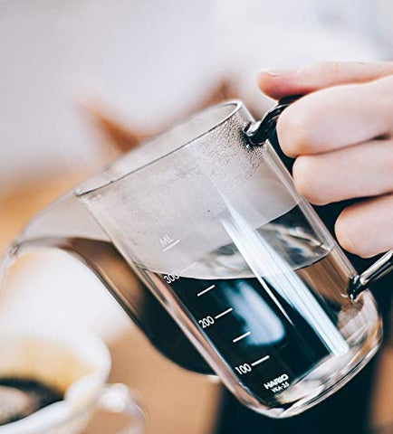 Hario V60 Air Hervidor transparente permite ver el flujo del agua.