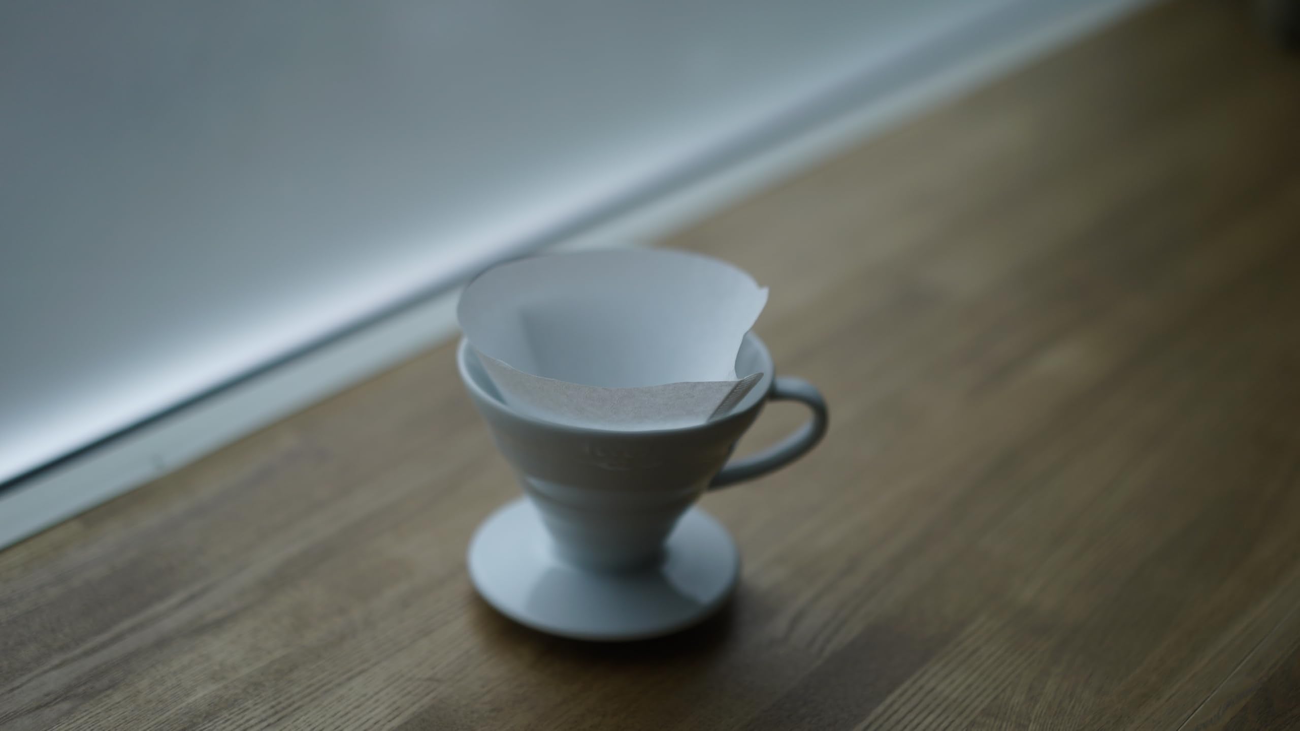 Jarra de vidrio Hario con diseño panales para presentar café.