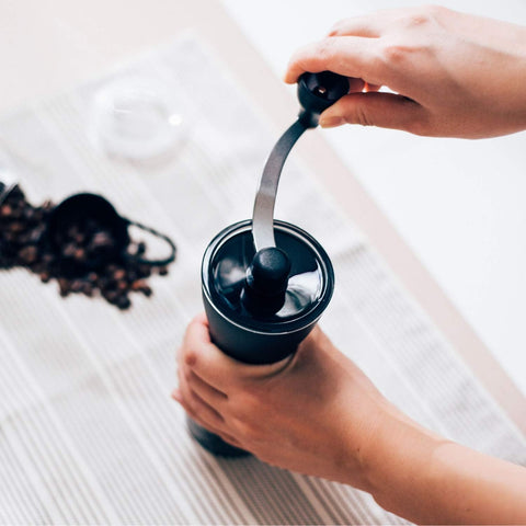 Hario Mini-Slim Plus: ajuste de molienda cerámica para consistencia en cada café.