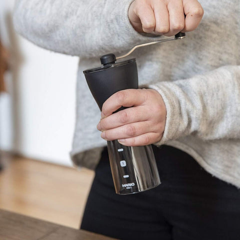 Hario Mini-Slim Plus: muelas cerámicas cónicas para molienda estable y menos calor.