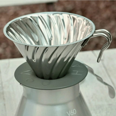 HARIO Outdoor V60 vertedor de metal 02 plateado, abertura grande para control de vertido.