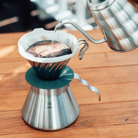 HARIO Outdoor V60 vertedor de metal 02 plateado, diseño icónico que destaca en cualquier mesa.