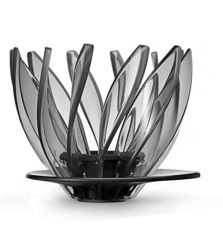 Hario Suiren, vista frontal, diseño floral único para un vertido limpio.
