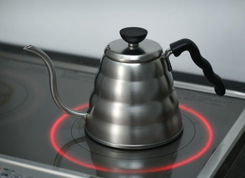 Tetera Buono V60 en una cocina, ideal para uso diario y café en casa.