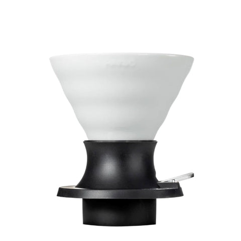 Hario V60 Conmutador de inmersión, contraste entre tradición y modernidad en la mesa.