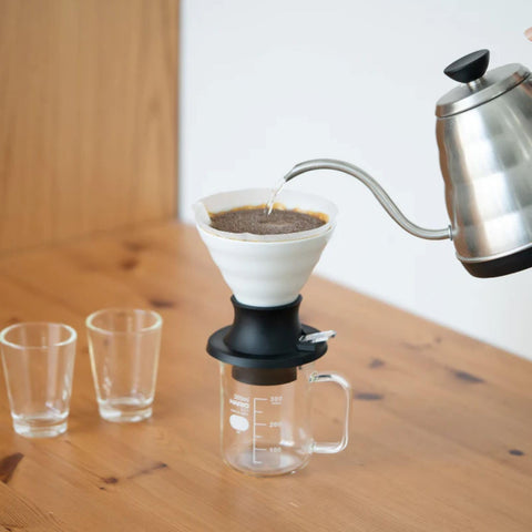 Detalle del conmutador del Hario V60 Conmutador para iniciar extracción.