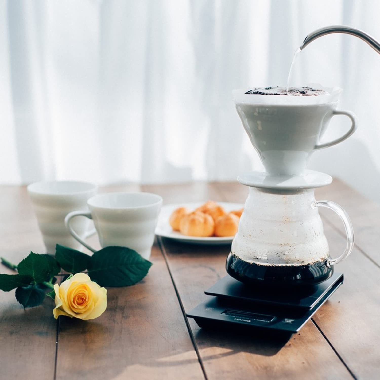 Hario V60 cerámico con acabado blanco, fácil de limpiar y mantener.