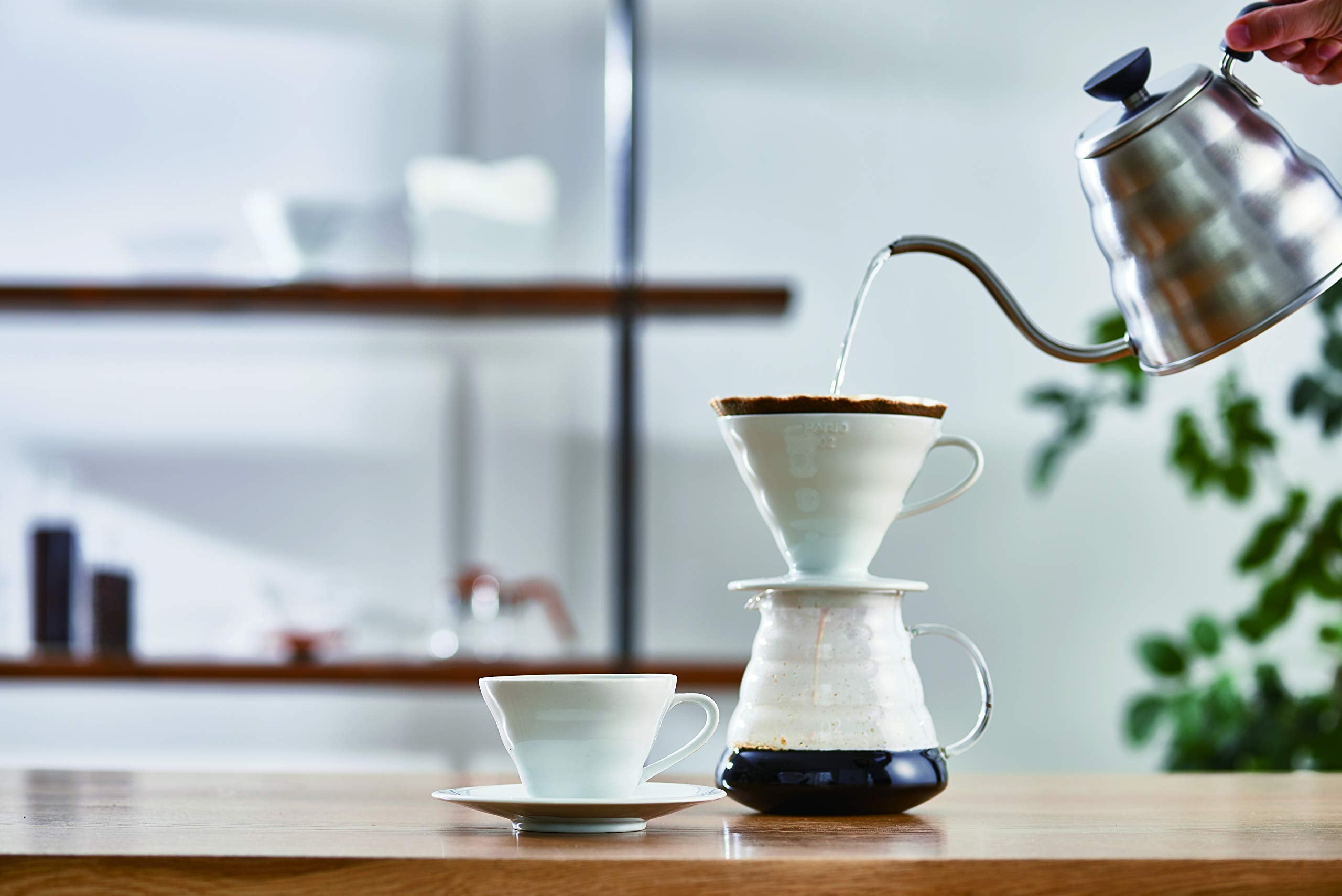 Control de flujo con orificio único en Hario V60 para café filtrado.