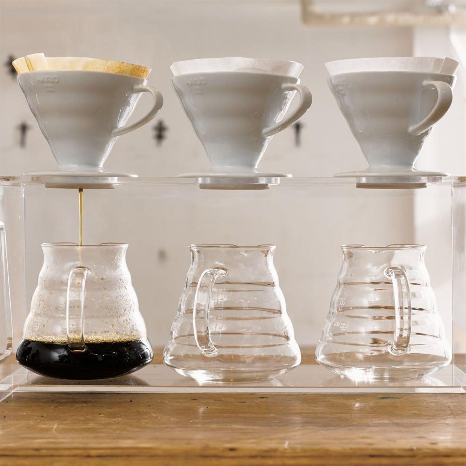 Hario V60 en cocina moderna, estilo minimalista.