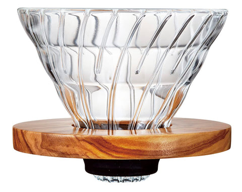 V60 de Hario con cono de vidrio resistente al calor y base de olivo.