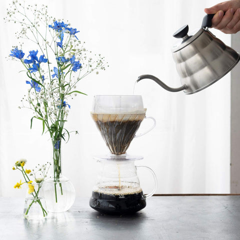Hario V60 Drip-Assist anillo externo guía el caudal hacia el centro.