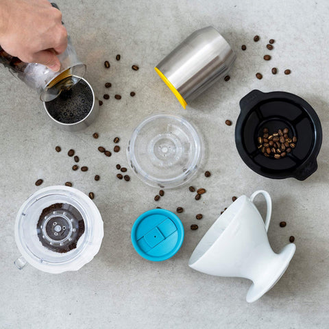 Hario V60 Drip-Assist filtración central evita derrames durante el vertido.