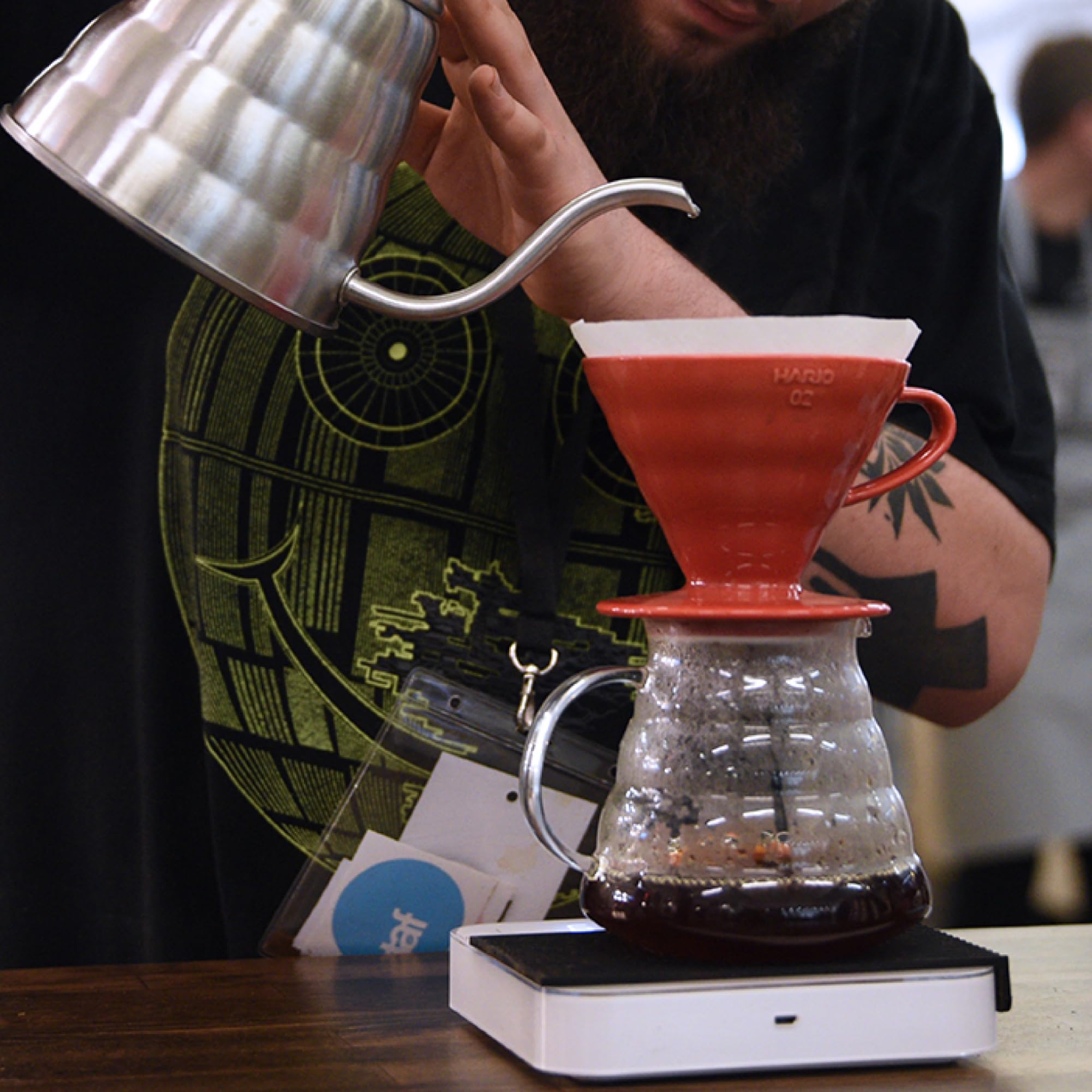 Goteador Hario V60 en rojo, diseño cónico para extracción suave.