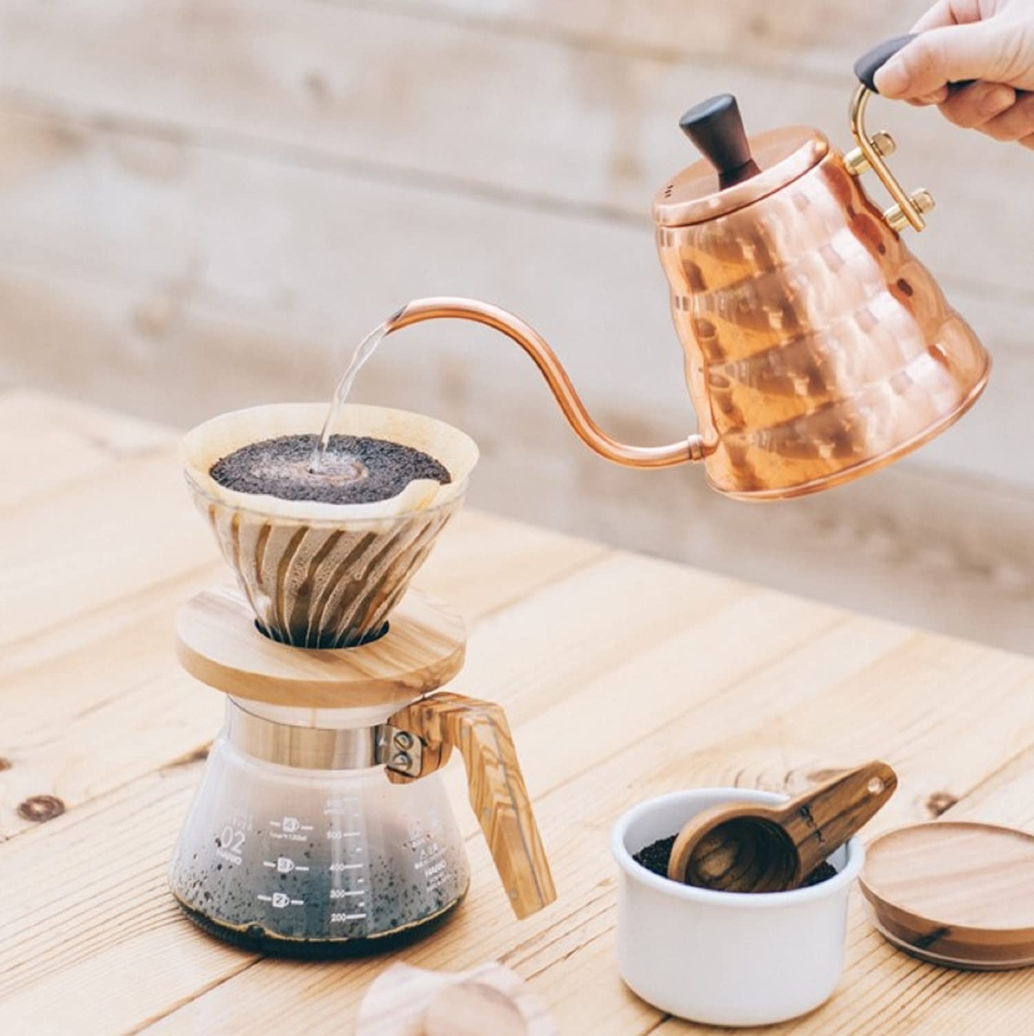 Mango de olivo en el soporte Hario V60 para verter con comodidad.