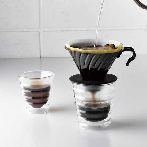 HARIO V60 de metal, diseño japonés, precisión para uso en casa.