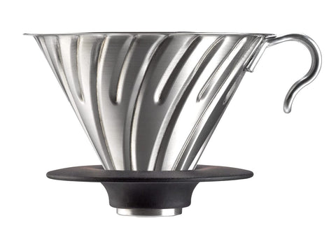 HARIO V60 de metal, vista frontal, realza notas florales del café.