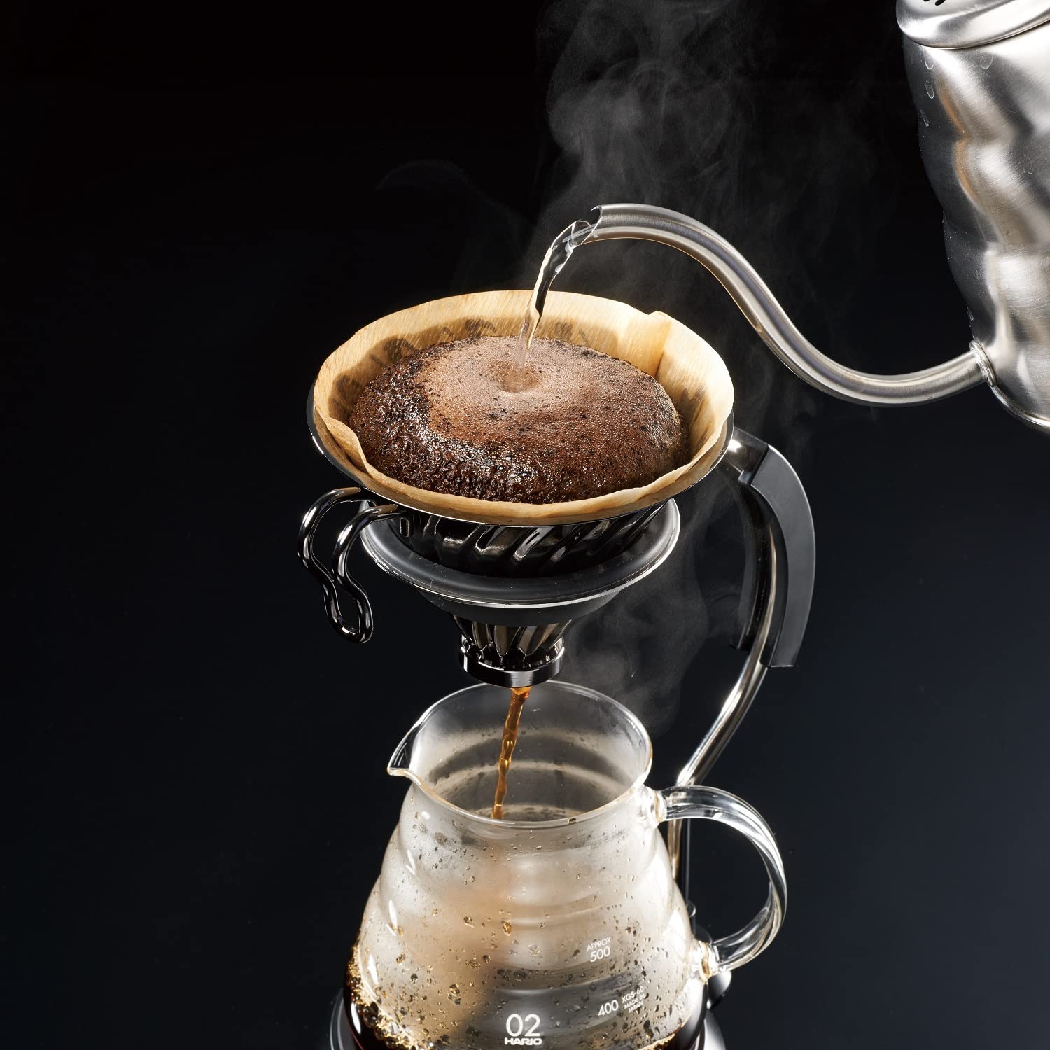 HARIO V60 de metal, orificio único grande, controla el flujo para distintos resultados.