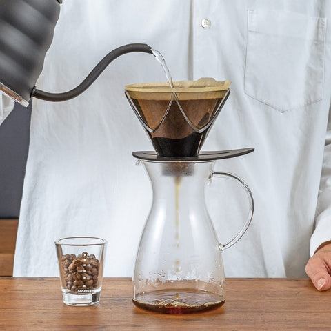 Hario V60 Mugen, diseño transparente negro para observar el vertido.