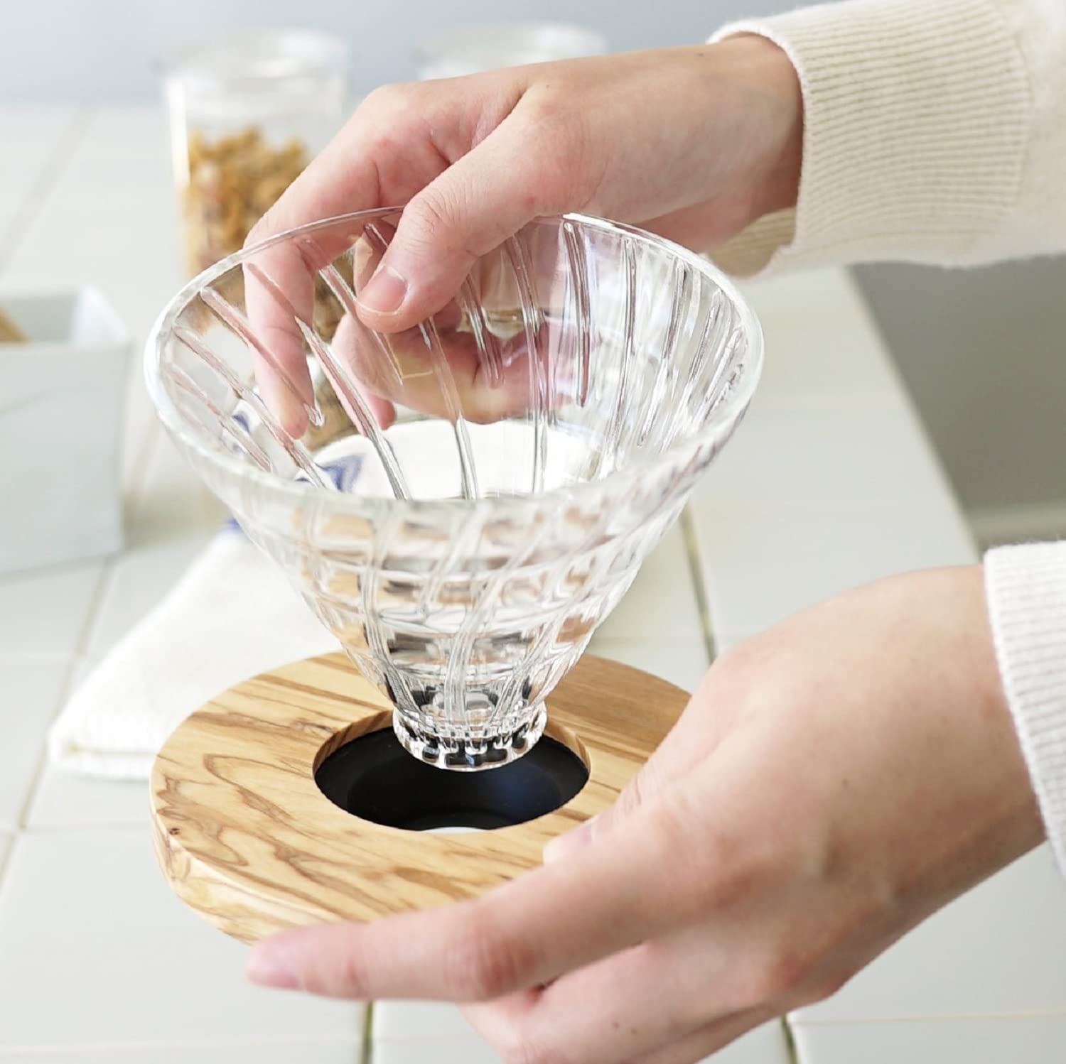V60 de Hario, vidrio resistente para una extracción estable.