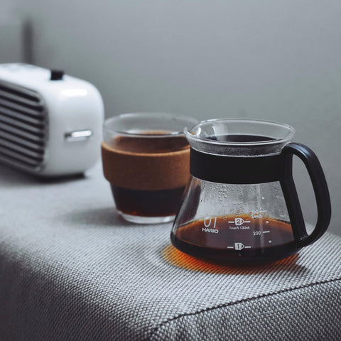 Diseño japonés de la Jarra Hario V60 Glass Range en negro.