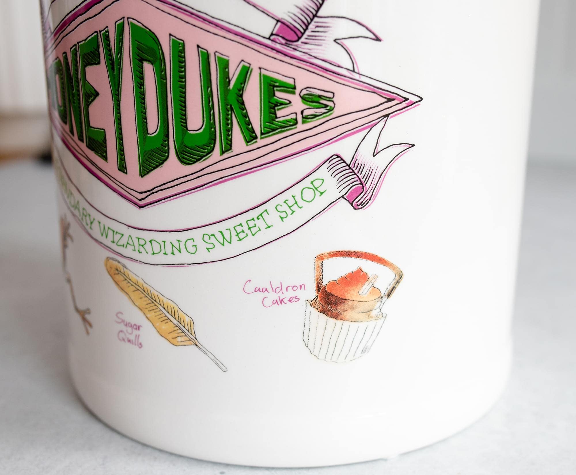 Vista trasera con logo Honeydukes, decoración temática para la encimera.