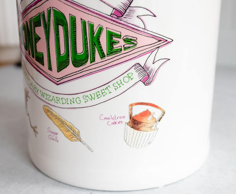 Vista trasera con logo Honeydukes, decoración temática para la encimera.