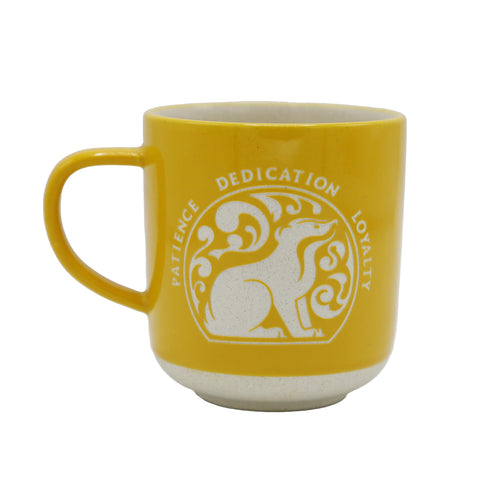 Detalle del tejón de Hufflepuff en la taza, símbolo de pertenencia.