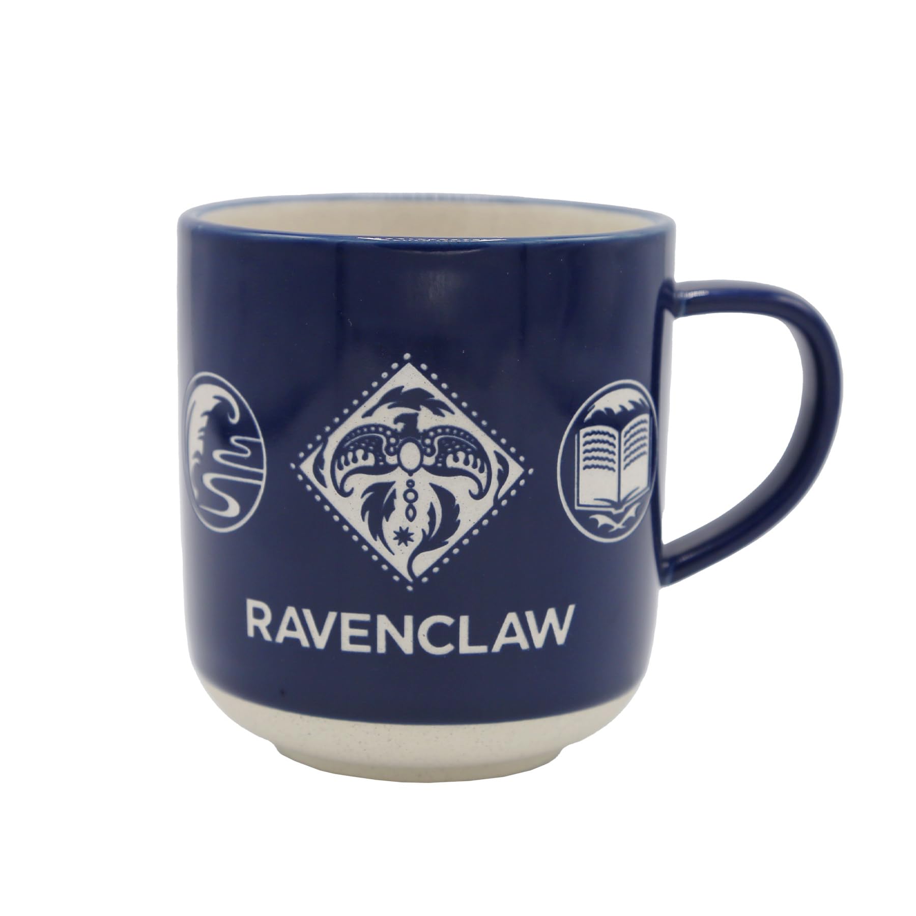 Taza Ravenclaw de Harry Potter, vista frontal del escudo, ideal para café matutino.