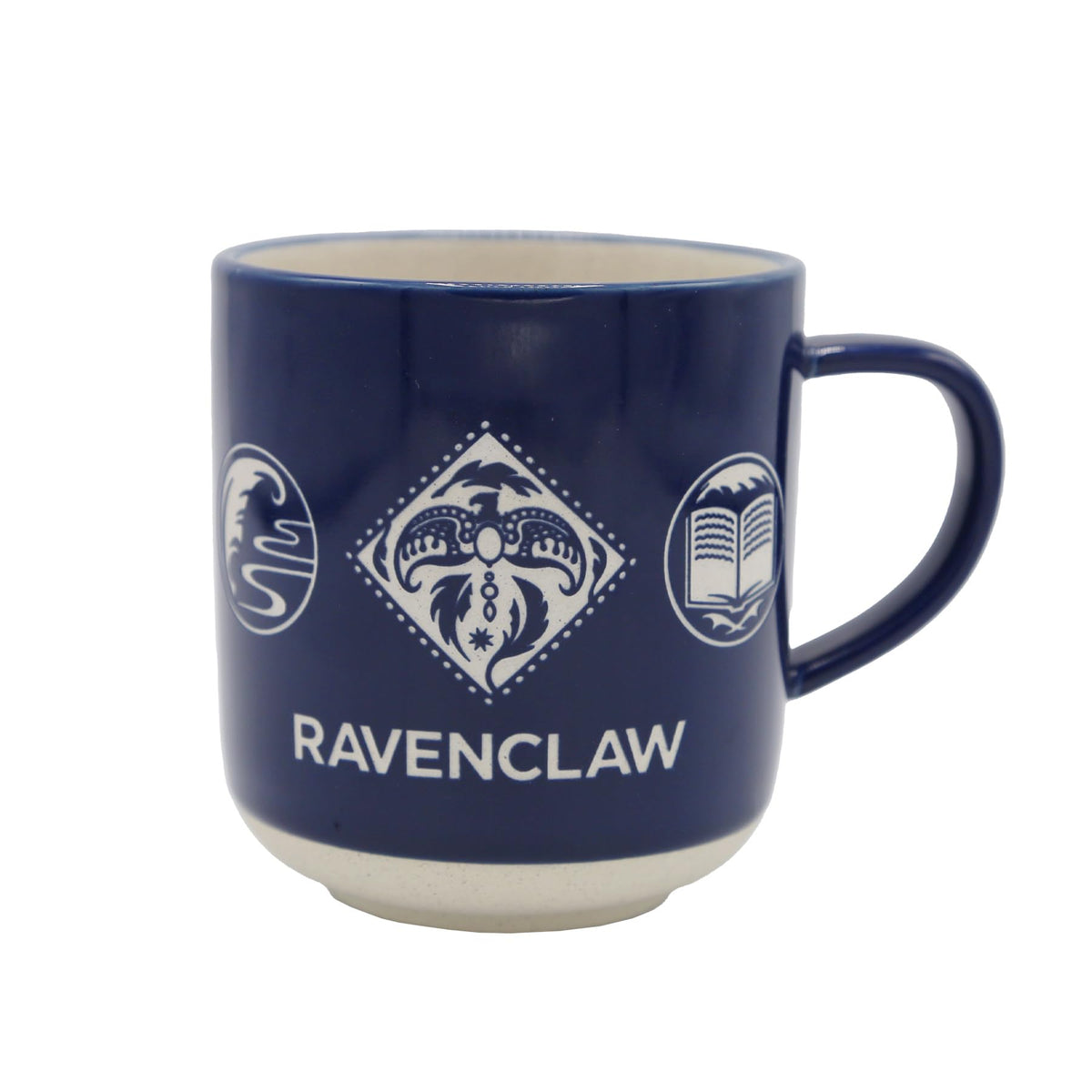 Taza Ravenclaw de Harry Potter, vista frontal del escudo, ideal para café matutino.