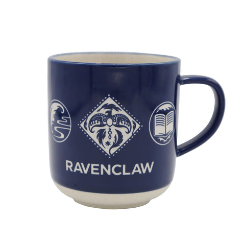Taza Ravenclaw de Harry Potter, vista frontal del escudo, ideal para café matutino.