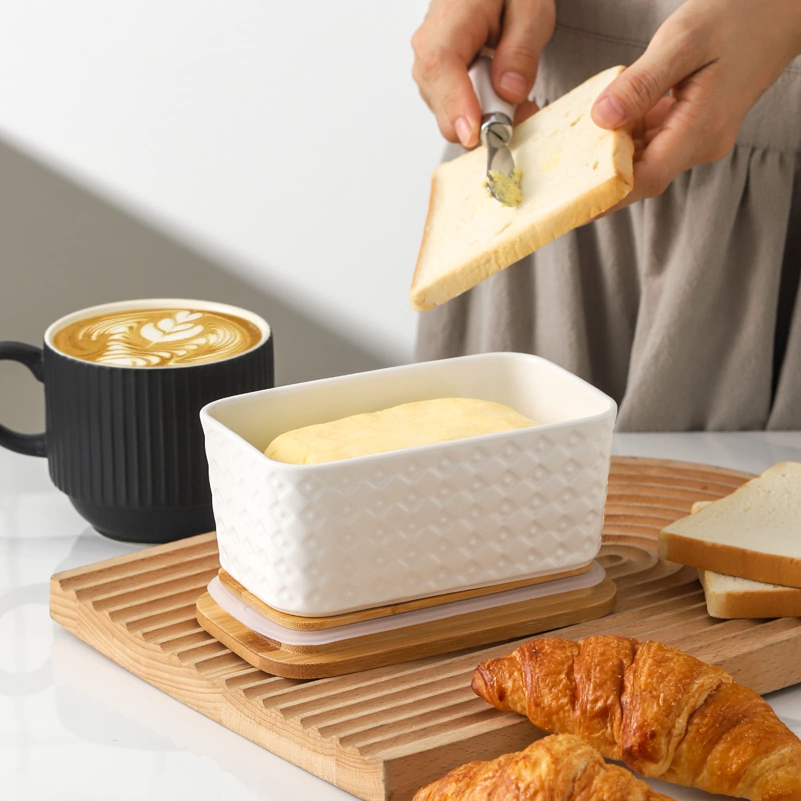 Hasense apta para microondas y lavavajillas, excepto la tapa, con diseño práctico.