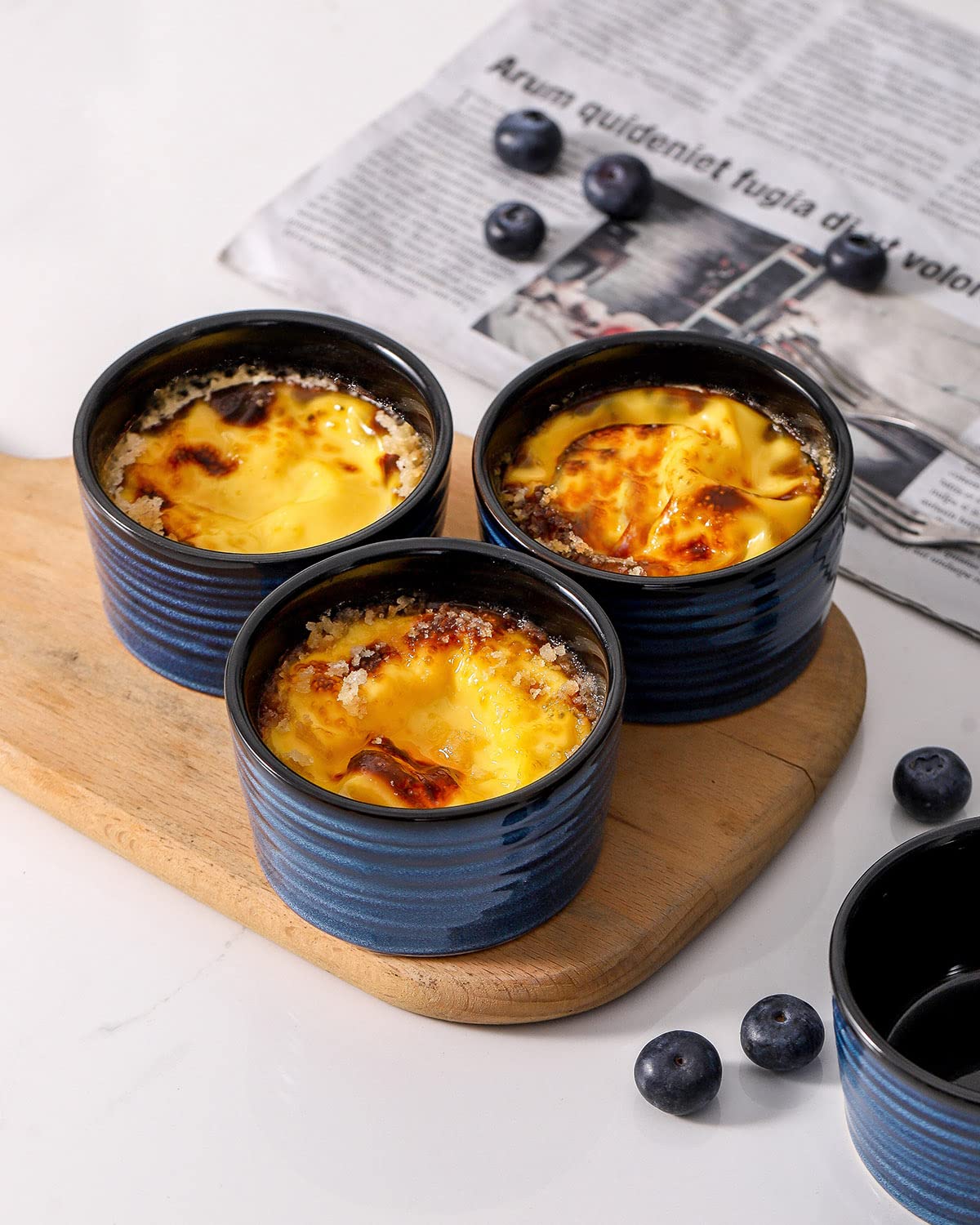Hasense cuencos crème brûlée cerámica azul, ideales para postres cremosos.