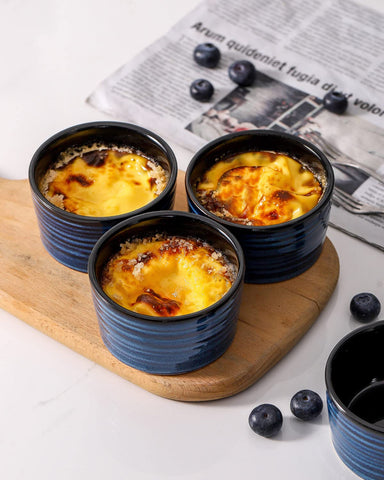 Hasense cuencos crème brûlée cerámica azul, ideales para postres cremosos.
